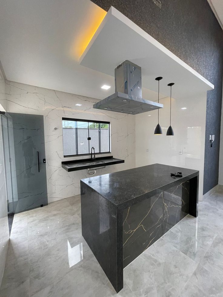 Cozinha com ilha em granito preto